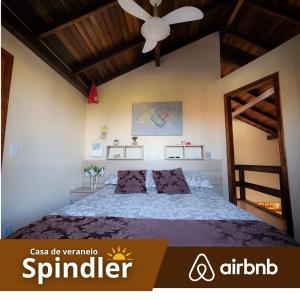 a bedroom with a bed and a ceiling fan at Spindler summer house in Tramandaí