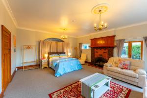 une chambre avec un lit et une cheminée dans l'établissement The Park on Wai-iti, à Timaru