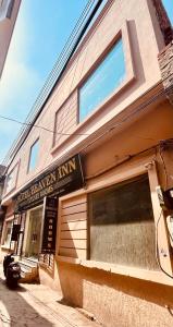 ein Gebäude mit einem Schild an der Seite in der Unterkunft Hotel heaven inn in Amritsar + 10 Fotos