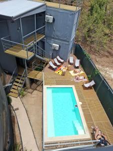 una vista aérea de una piscina en una casa en Pupa House Hotel, en Tamarindo