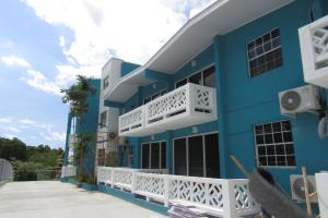 un edificio blu con balconi bianchi di 103 Batts Rock Beach Condo's a Saint Michael