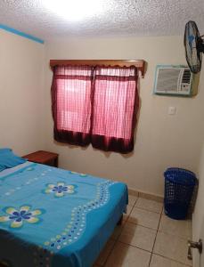 Un dormitorio con una cama y una ventana en Departamento Morrocoy Ixtapa, en Ixtapa
