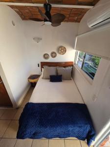 ein Schlafzimmer mit einem Bett in einem Zimmer mit einer Decke in der Unterkunft Tayau Bungalows B9 in Lo de Marcos
