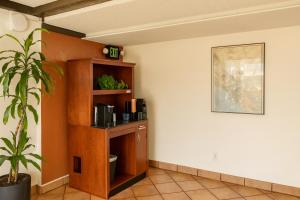 a waiting room with a plant and a shelf at Granada Hotel Santa Clara in Santa Clara