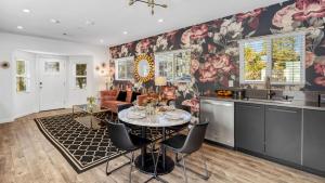 Tragos en Remodeled 2BDR in Heart of Hollywood w Courtyard Art Deco by AvantStay