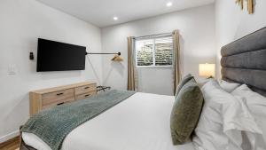 Una cama o camas en una habitación de Remodeled 2BDR in Heart of Hollywood w Courtyard Art Deco by AvantStay