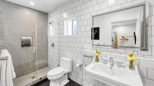 Un baño de Remodeled 2BDR in Heart of Hollywood w Courtyard Art Deco by AvantStay 13 fotos más