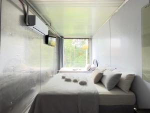 een groot bed in een kamer met een raam bij Casa Container Moderna com Vista da Natureza em Itajaí in Itajaí