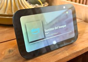 MalchinguíにあるCabaña en el Campo Malchinguí WIFI 24 horasの木製テーブルの上に座るタブレットコンピュータ