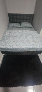 马瑙斯Só pra relaxar!的一张小房间的床,配有床垫罩