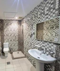 een badkamer met een wastafel en een toilet bij شقق عائلتي - My family's apartments in Jeddah +32 foto's