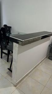 GuayabalにあるApartamento Yulenis Coveñasの白い壁に置かれた黒い天板のテーブル
