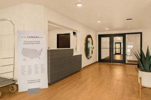 Vstupní hala nebo recepce v ubytování LivAway Suites Syracuse