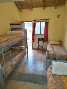 En eller flere senge i et værelse på Milenarios Hostel