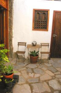 un patio con mesa, 2 sillas y una mesa en Artisan´s House, en Agüimes