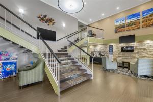 TV a/nebo společenská místnost v ubytování Best Western Airport Albuquerque InnSuites Hotel & Suites