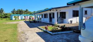 una casa bianca con portico e cortile di Sunshine Villas 