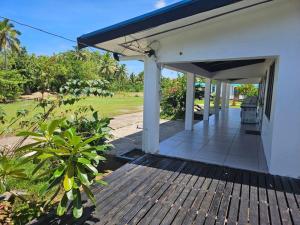 un portico di una casa con tenda di Sunshine Villas 