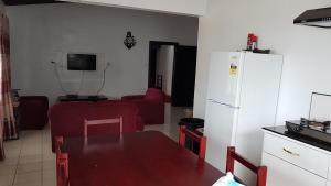 una cucina e un soggiorno con frigorifero bianco di Sunshine Villas  Altre 5 foto