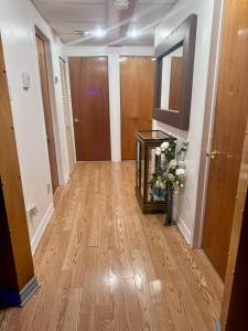 einen Flur mit einer Blumenvase in einem Zimmer in der Unterkunft Amazing Home away from Home in Sainte-Catherine + 2 Fotos