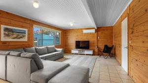 un soggiorno con un divano e una TV di Dolphin a Apollo Bay