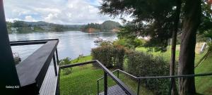 uitzicht op een rivier vanaf het balkon van een huis bij Villa Lake Blue in El Peñol