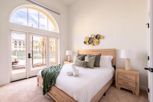 En eller flere senge i et værelse på The Village Collection with Gym Pool and Spa + 101 billeder