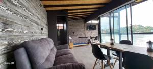 een woonkamer met een bank en een tafel bij Villa Lake Blue in El Peñol