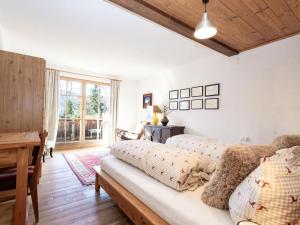 um quarto com uma cama, uma mesa e uma janela em DAS Alpbach em Alpbach