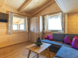 una sala de estar con un sofá y una mesa en Siedelhütte, en Gerlos