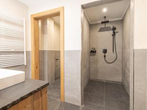 un baño con ducha y lavabo en Siedelhütte, en Gerlos 32 fotos más