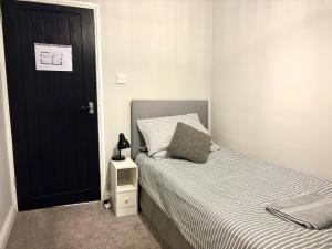 En eller flere senge i et værelse på 4 Cross Ifor Terrace