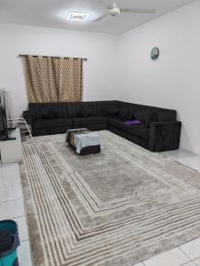 a living room with a couch and a rug at شقة غرفة وصالة لك بالكامل مساحة واسعة in Ajman 