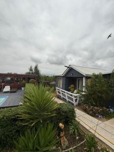 uma pequena casa com um deque e um quintal em Cabañas a 7 minutos centro Papudo 