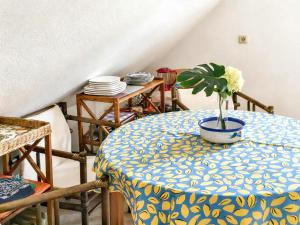 une table avec une plante en pot en haut dans l'établissement Villa Charlotte, à Bad Suderode