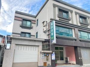 関山鎮にある福田民宿 台東民宿476號の前に看板がある高い建物