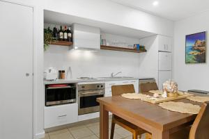 Køkken eller tekøkken på Palm Oasis at Oaks Sanctuary Resort Cable Beach