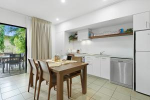 Køkken eller tekøkken på Palm Oasis at Oaks Sanctuary Resort Cable Beach