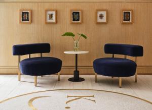 due sedie e un tavolo in una stanza di Kimpton Ashbel New York Park Avenue a New York