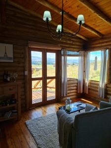 un soggiorno con un divano e una grande finestra di La Autóctona a Villa Yacanto