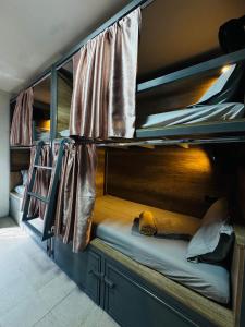 een kamer met stapelbedden en een hond die op de vloer ligt bij Leveli Coliving & Hostel Oaxaca in Oaxaca City