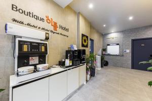 a coffee shop with a counter and aperature at 부띠끄 이틀호텔 in Cheongju