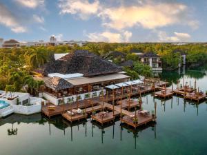 una vista aérea de un resort sobre el agua en Fairmont Mayakoba, en Playa del Carmen