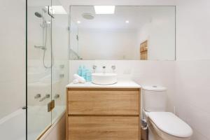 Et badeværelse på Charming Heritage Cottage Large 4BR Home + 81 billeder