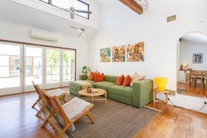 Et opholdsområde på Charming Heritage Cottage Large 4BR Home