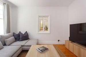 Et tv og/eller underholdning på Charming Heritage Cottage Large 4BR Home