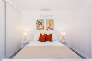 En eller flere senge i et værelse på Charming Heritage Cottage Large 4BR Home