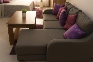 una sala de estar con un sofá y una mesa en New Modern Studio in Downtown 1, en Kenitra