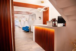 un vestíbulo de oficina con recepción y una silla azul en Los Faroles Zona 3, en Cobán