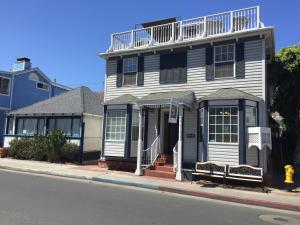 ein weißes Haus mit einem Balkon darauf in der Unterkunft Catalina Island Seacrest Inn in Avalon